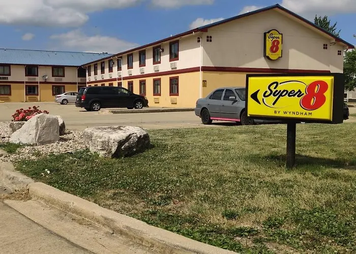 Super 8 By Wyndham Champaign