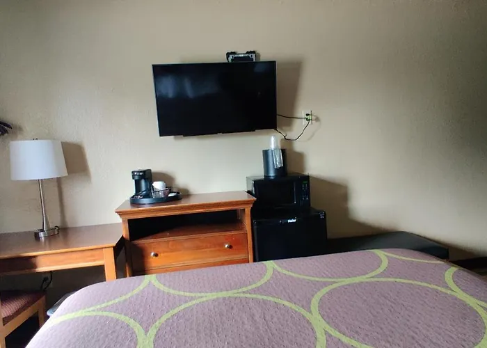 Super 8 By Wyndham Champaign