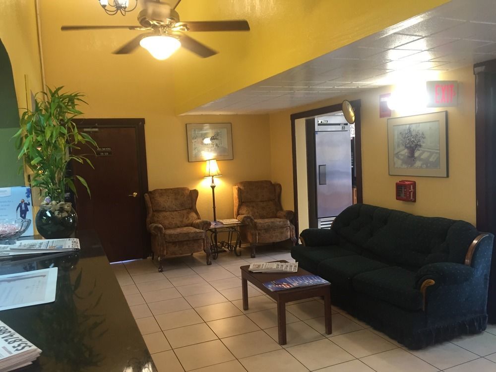 Super 8 By Wyndham Champaign